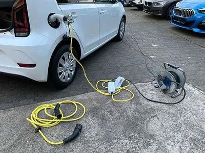 Gebraucht VW e-up! Move 61 kW (83 PS) 2021 Pure white (metallic) Kleinwagen