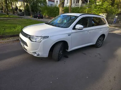 Gebraucht Mitsubishi Outlander P-HEV Intense 121 PS (88 kW) 2014 Weiß SUV