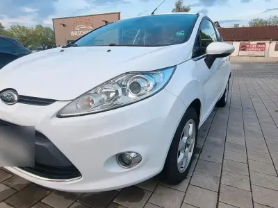 Gebraucht Ford Fiesta 75 PS (55 kW) 2011 Weiß Kleinwagen