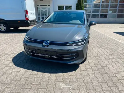 Używany VW Golf VIII Goal 116 KM (85 kW) 2024 Szary Sedan/Limuzyna