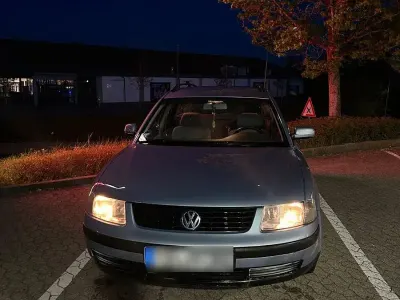 Gebraucht VW Passat Basis 101 PS (74 kW) 1999 Blau Kleinwagen