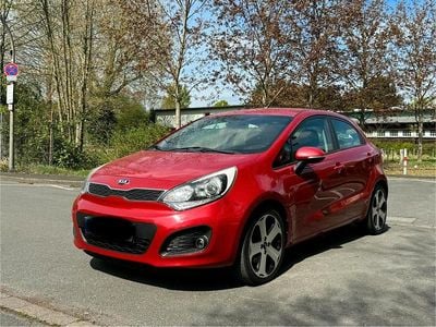Second-hand Kia Rio 75 CP (55 kW) 2014 Roșu Hatchback