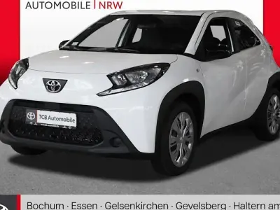 Neu Toyota Aygo X Business Edition 72 PS (52 kW) 2025 Solidschneeweiß SUV