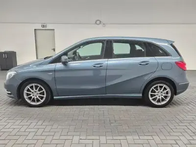 Gebraucht Mercedes B200 156 PS (114 kW) 2012 Universumblau met. Kleinwagen