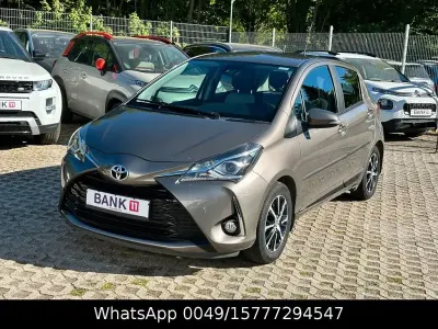 Usata Toyota Yaris Basis 111 CV (81 kW) 2018 Grigio Berlina