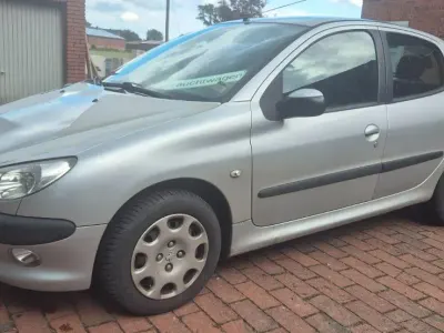 Gebraucht Peugeot 206 60 PS (44 kW) 2005 Silber Limousine
