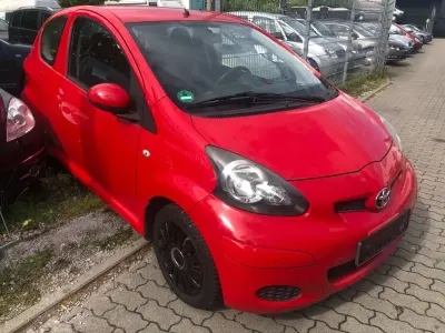 Gebraucht Toyota Aygo Cool 68 PS (50 kW) 2011 Rot Kleinwagen