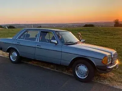 Gebraucht Mercedes 230 136 PS (100 kW) 1982 Blau Limousine