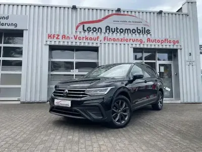 Gebraucht VW Tiguan Allspace Life 150 PS (110 kW) 2022 Deep black perleffekt (metallic) SUV