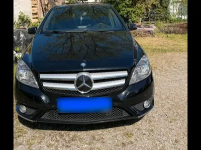 Gebraucht Mercedes B180 122 PS (89 kW) 2011 Schwarz Kleinwagen