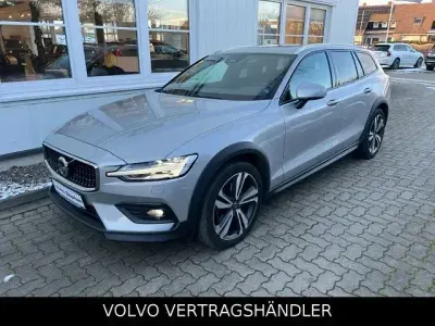 Gebraucht Volvo V60 CC Plus 197 PS (144 kW) 2022 Silber Kombi