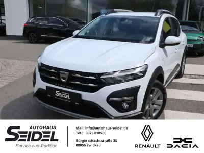 Używany Dacia Sandero Comfort 101 KM (74 kW) 2022 Biały Sedan/Limuzyna
