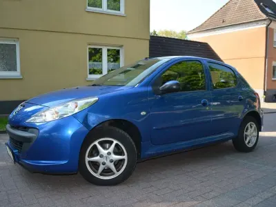 Gebraucht Peugeot 206+ Basis 75 PS (55 kW) 2010 Blau Kleinwagen
