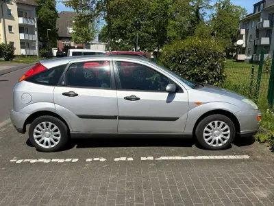 Gebraucht Ford Focus Ghia 116 PS (85 kW) 2000 Grau Limousine