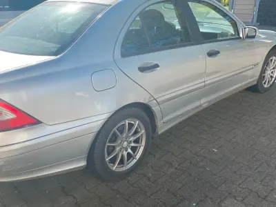 Second-hand Mercedes C200 163 CP (119 kW) 2004 Argintiu Berlinǎ