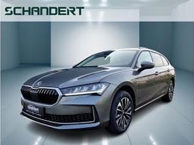 Neu Skoda Superb Selection 150 PS (110 kW) 2025 Grau (graphite grey) Kombi