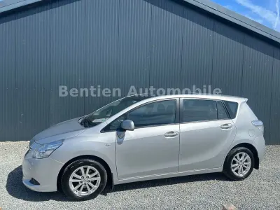 Gebraucht Toyota Verso Edition 126 PS (92 kW) 2011 Silber Van / Kleinbus