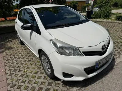 Gebraucht Toyota Yaris Life 69 PS (50 kW) 2013 Weiß Kleinwagen
