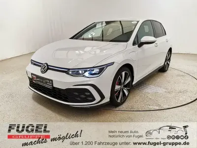 Gebraucht VW Golf VII GTE 204 PS (150 kW) 2021 Oryxweiß perlmutteffekt Kleinwagen