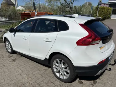 Gebraucht Volvo V40 CC Momentum 190 PS (139 kW) 2017 Weiß Kombi