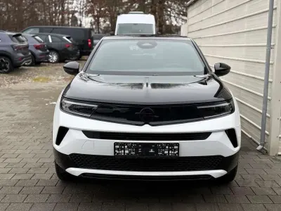 Neu Opel Mokka 145 PS (106 kW) 2025 Arktis weiß uni / schwarzes dach SUV