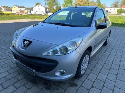 Gebraucht Peugeot 206+ Style 60 PS (44 kW) 2010 Silber Kleinwagen