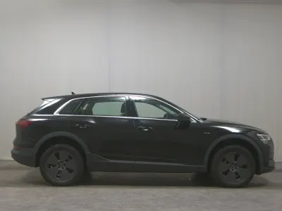 Gebraucht Audi e-tron Ambiente 300 kW (408 PS) 2022 Brillantschwarz SUV