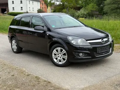 Używany Opel Astra Innovation 116 KM (85 kW) 2008 Czarny Sedan/Limuzyna