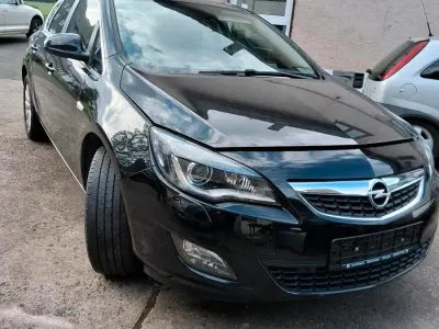 Używany Opel Astra 179 KM (131 kW) 2011 Czarny Sedan/Limuzyna