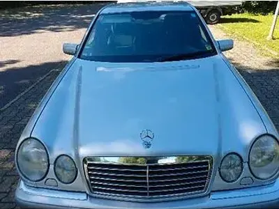 Second-hand Mercedes E230 Avantgarde 150 CP (110 kW) 1995 Argintiu Berlinǎ