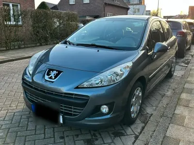 Gebraucht Peugeot 207 95 PS (69 kW) 2011 Silber Kleinwagen