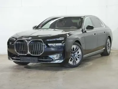 Gebraucht BMW 750e Sport Line 489 PS (359 kW) 2025 Schwarz Limousine