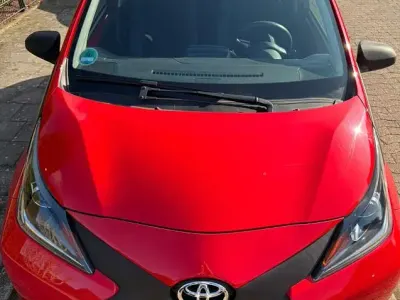 Używany Toyota Aygo Business Edition 69 KM (50 kW) 2016 Czerwony Hatchback