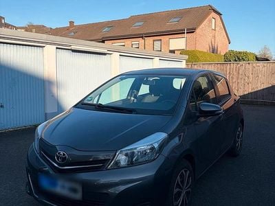 Gebraucht Toyota Yaris 69 PS (50 kW) 2014 Grau Kleinwagen