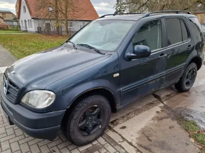 Gebraucht Mercedes ML270 163 PS (119 kW) 2001 Schwarz SUV