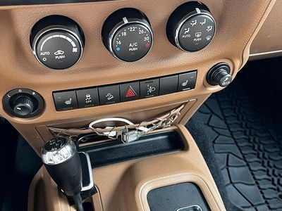 Second-hand Jeep Wrangler Sahara 232 CP (170 kW) 2014 Negru SUV