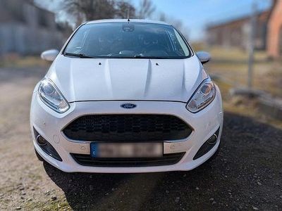 Gebraucht Ford Fiesta Celebration 101 PS (74 kW) 2017 Weiß Kleinwagen