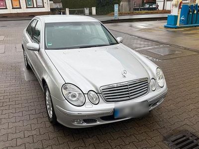 Second-hand Mercedes E240 Elegance 170 CP (125 kW) 2004 Argintiu Berlinǎ