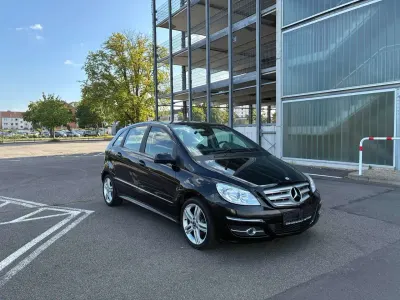 Gebraucht Mercedes B200 136 PS (100 kW) 2010 Kosmosschwarz  metalliclack Van / Kleinbus