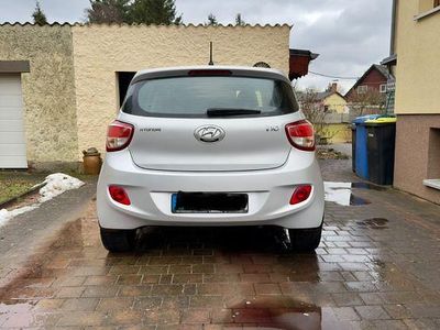 Gebraucht Hyundai i10 Trend 87 PS (63 kW) 2015 Grau Kleinwagen