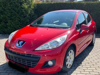 Gebraucht Peugeot 207 95 PS (69 kW) 2011 Rot Kleinwagen
