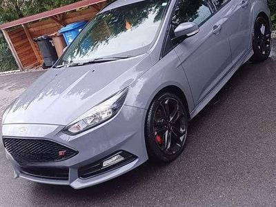 Grau Gebraucht 2018 Ford Focus ST Kombi | 18.900 € (Etwas zu teuer)