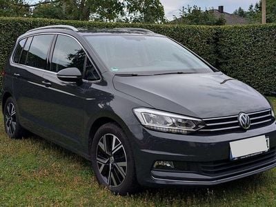 Usado VW Touran Highline 150 CV (110 kW) 2019 Gris Monovolumen