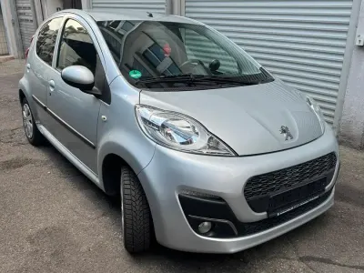 Gebraucht Peugeot 107 68 PS (50 kW) 2012 Silber Kleinwagen