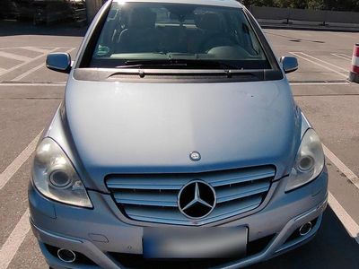 Gebraucht Mercedes B200 140 PS (102 kW) 2011 Blau Van / Kleinbus
