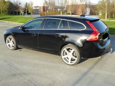 Gebraucht Volvo V60 Drive Kinetic 114 PS (83 kW) 2012 Schwarz metallic Kombi
