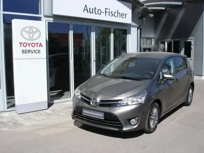 Gebraucht Toyota Verso Comfort 132 PS (97 kW) 2016 Platinum bronzegrau Van / Kleinbus