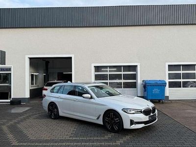 Mineralweiss metallic Gebraucht 2021 BMW 520 Luxury Line Kombi | 34.990 € (Teuer)