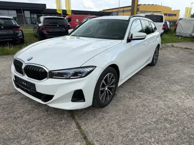 Gebraucht BMW 320 Sport Line 190 PS (139 kW) 2023 Weiß Limousine