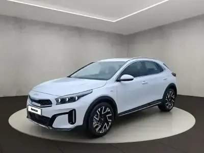 Neu Kia Ceed 150 PS (110 kW) 2026 Deluxeweiss met. Kleinwagen